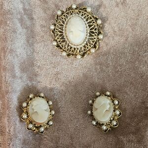 Florenza cameo broach and clip on earrings